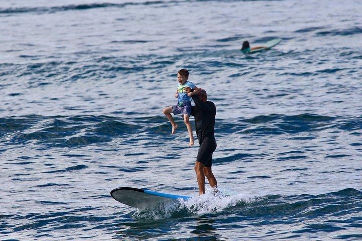 Tandem surflektion i Oahu