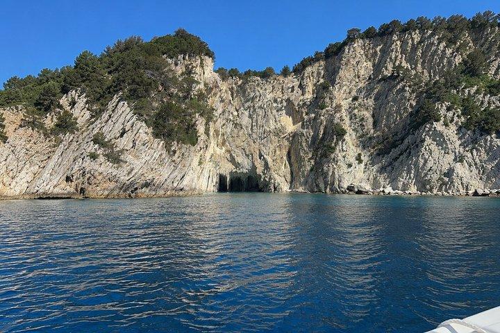 Crucero privado a la cueva de Papanikolis y Skorpios