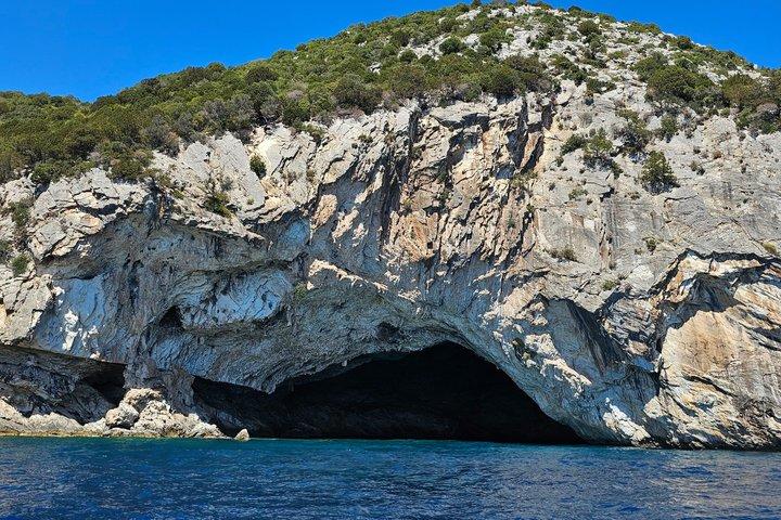 Crucero privado a la cueva de Papanikolis y Skorpios