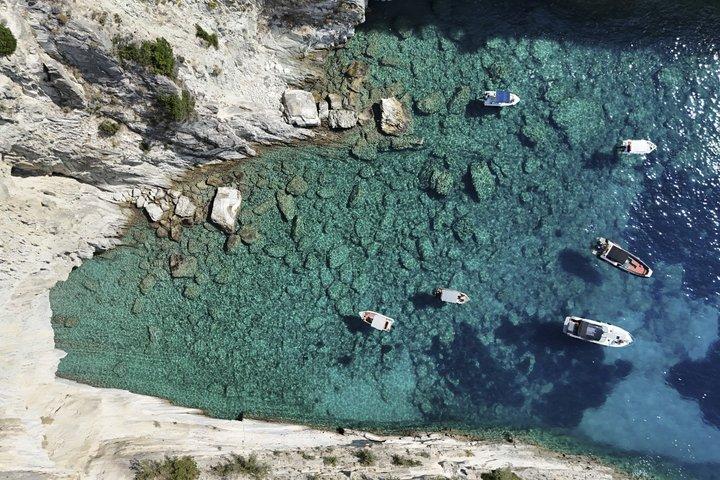 Crucero privado a la cueva de Papanikolis y Skorpios