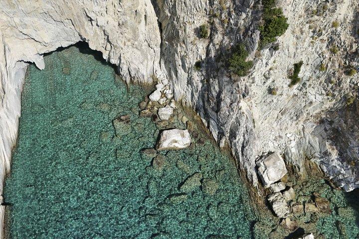 Crucero privado a la cueva de Papanikolis y Skorpios