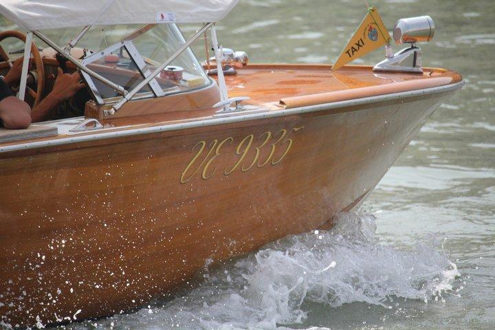 Murano Glass Factory Experience: Boat Ride and Live Demonstration