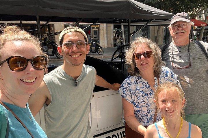 ヴィンテージのトゥクトゥクで巡るバルセロナ市内、公園、ビーチのガイド付きツアー
