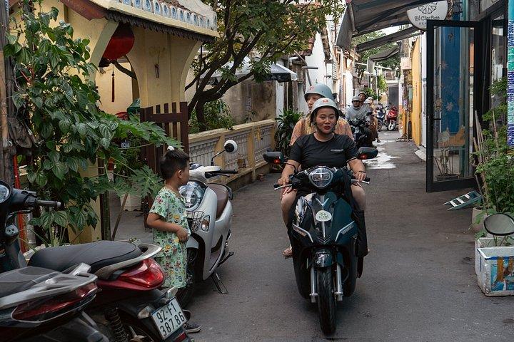 ホイアンの夕日をEスクーターで：ストリートフードとランタンの町