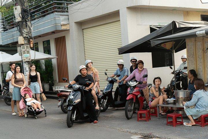 ホイアンの夕日をEスクーターで：ストリートフードとランタンの町