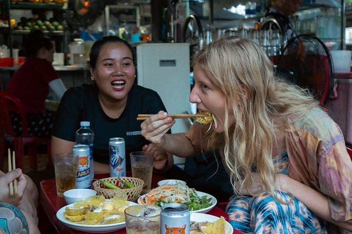ホイアンの夕日をEスクーターで：ストリートフードとランタンの町