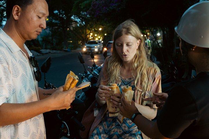 ホイアンの夕日をEスクーターで：ストリートフードとランタンの町