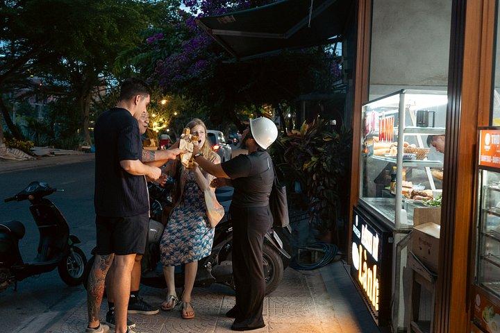 ホイアンの夕日をEスクーターで：ストリートフードとランタンの町