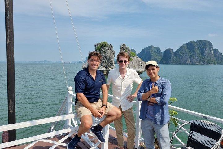 Ha Long Bay Day Cruise: Grottor, lunch och kajakpaddling från Hanoi