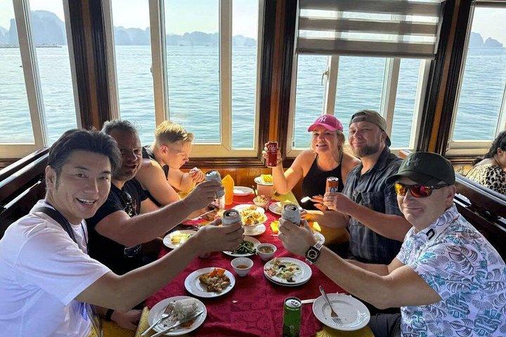 ハロン湾4時間クルーズ：ハノイ発、洞窟、ランチ＆カヤック