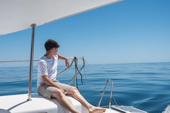 ベナルマデナのプライベートカタマラン：イルカウォッチング、釣り、パドルボード、そしてカバ（スパークリングワイン）