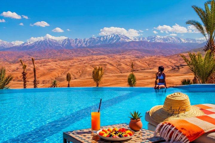 Día de piscina en el desierto de Agafay con paseo en camello, almuerzo y traslado al hotel