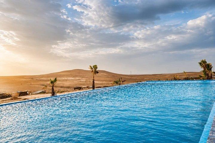 Día de piscina en el desierto de Agafay con paseo en camello, almuerzo y traslado al hotel