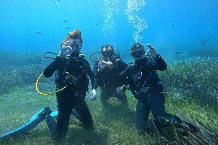 Bautizo de Buceo en la Caldera del Volcán en Santorini