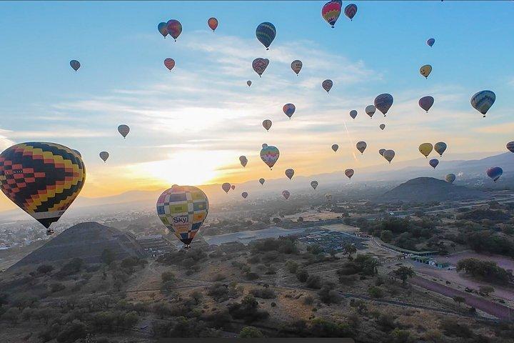 Vol en montgolfière avec petit-déjeuner dans une grotte naturelle et transport depuis le CDMX