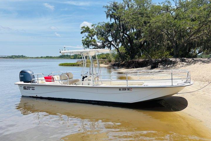 Croisière privée de bateau de faune du matin dans le marais salant de marée éloigné