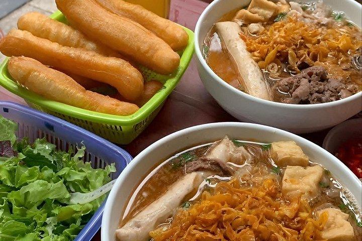ハノイ市内半日Eスクーターツアー（ストリートフード＆ファン付き）