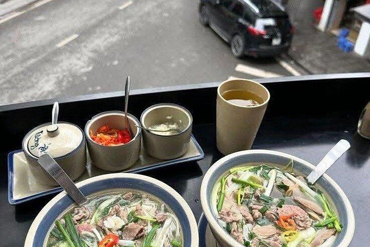 ハノイ市内半日Eスクーターツアー（ストリートフード＆ファン付き）