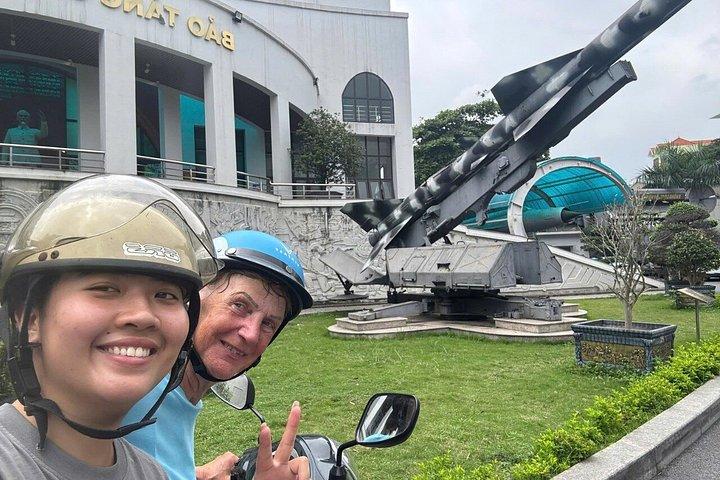 ハノイ市内半日Eスクーターツアー（ストリートフード＆ファン付き）