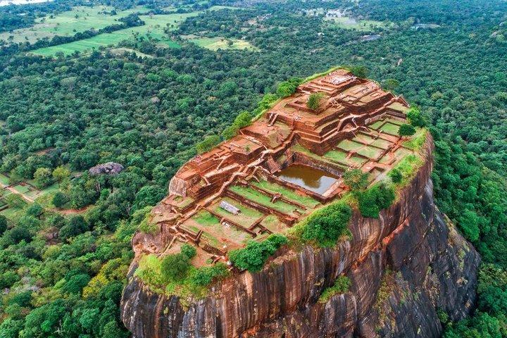 Sigiriya Rock Fortress & Dambulla Cave Temple Dagstur från Kandy