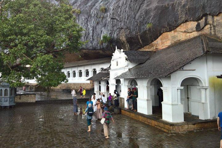 Sigiriya Rock Fortress & Dambulla Cave Temple Dagstur från Kandy
