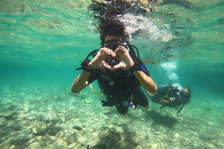 Buceo premium en doble costa en Atenas para buzos certificados