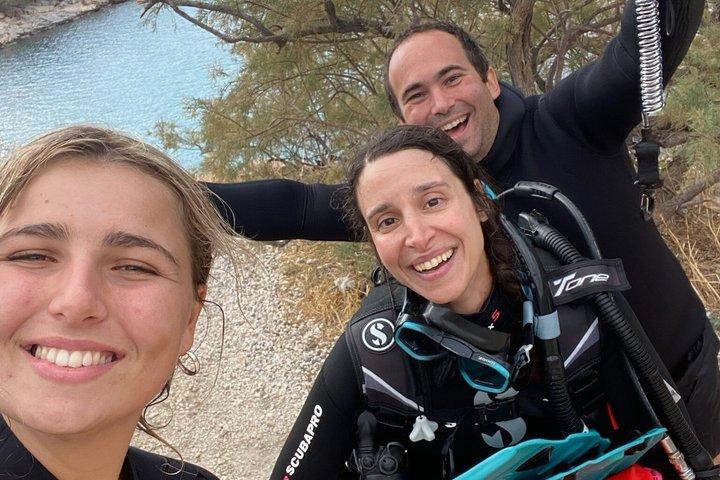 Buceo premium en doble costa en Atenas para buzos certificados