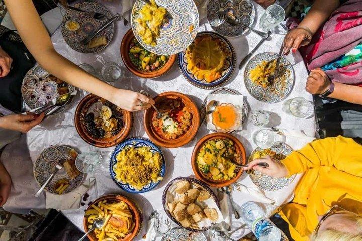 Tour privato di lusso di Tangeri con biglietto del traghetto e pranzo tradizionale
