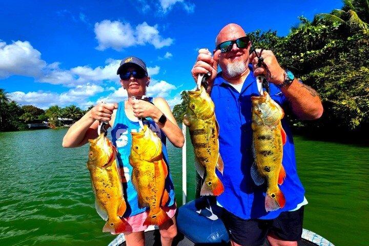 マイアミビーチ近くのプライベートクジャクバスフィッシングチャーター