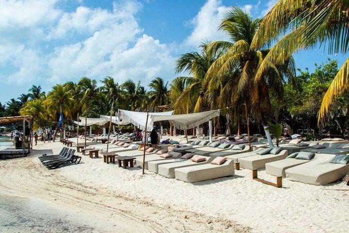 Katamaran Isla Mujeres! Party & Premier Beach Club (nur für Erwachsene)