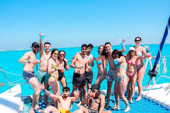 Katamaran Isla Mujeres! Party & Premier Beach Club (nur für Erwachsene)