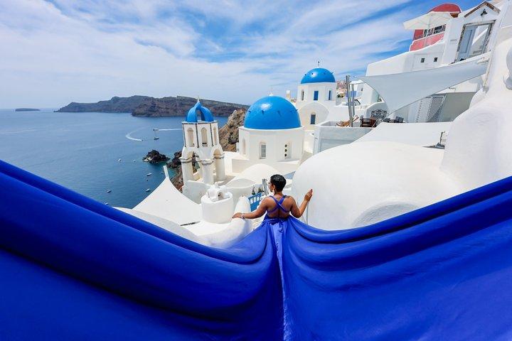 Flying Dress Fotoshooting auf Santorin, Blaue Kuppeln und Caldera Blick