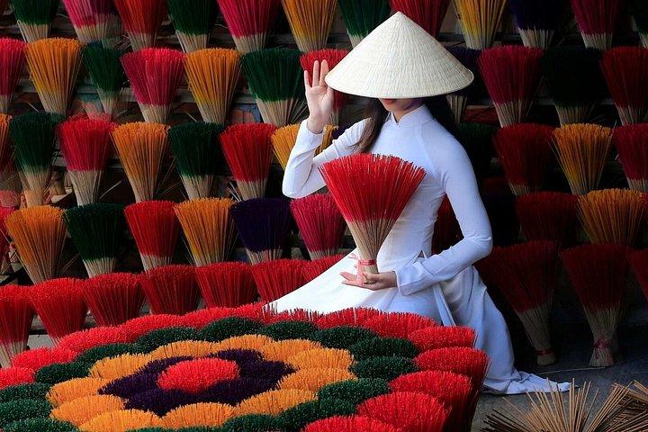 プライベートハノイ日帰り旅行ズオンラム古代村と地元の工芸品