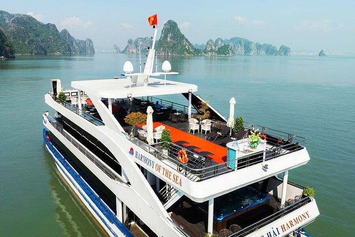 Hanoi Ha Long Bay Deluxe Cruise with Local Lunch and Kayaking