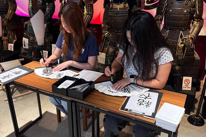 伝統の扇風機で書道アート体験