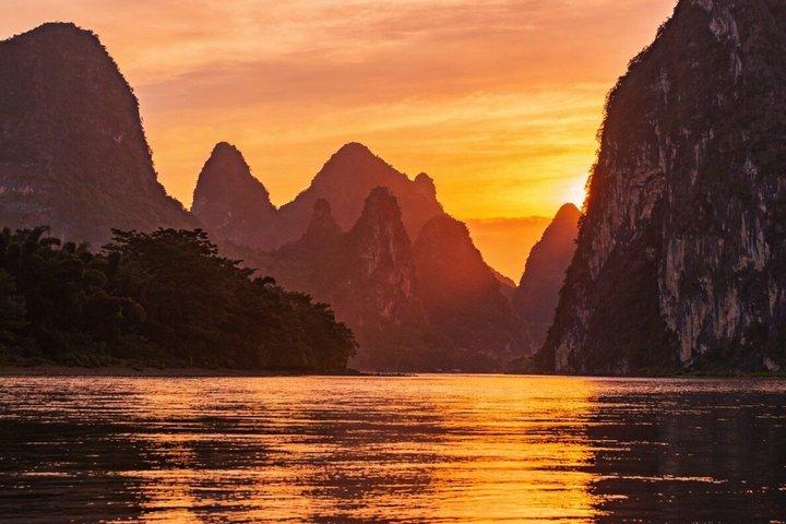 Guilin/Yangshuo: Yulong River Bamboo Raft Panorama Day Tour