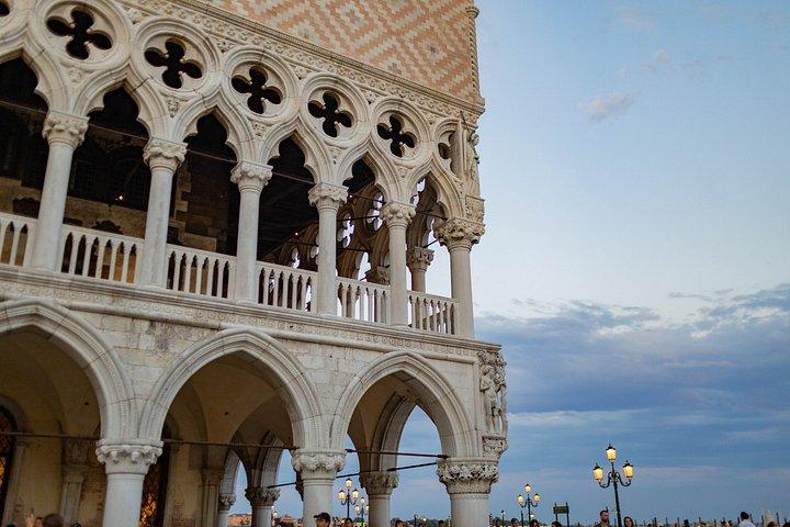 Venedig an einem Tag : Dogenpalast, Markusdom & Gondel
