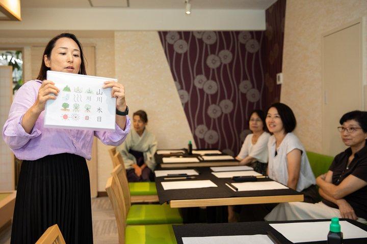 Taller de Caligrafía de Tokio Crea tu propio arte en Asakusa