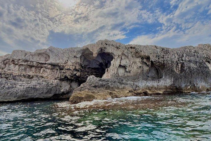Ortigia Island and Sea Caves Boat Tour with Prosecco