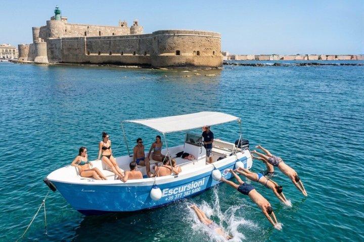 Visite en bateau de l'île d'Ortigia et des grottes marines avec Prosecco