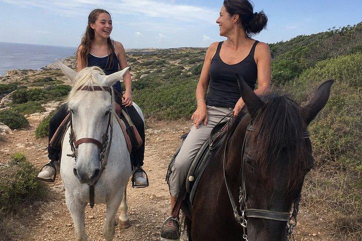 Menorca : 海岸の景色を望むカラ・ミチャナへの乗馬