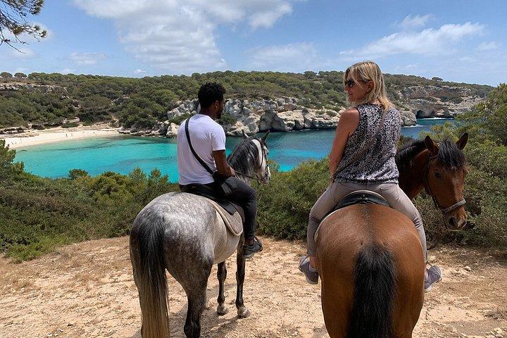 Menorca : 海岸の景色を望むカラ・ミチャナへの乗馬
