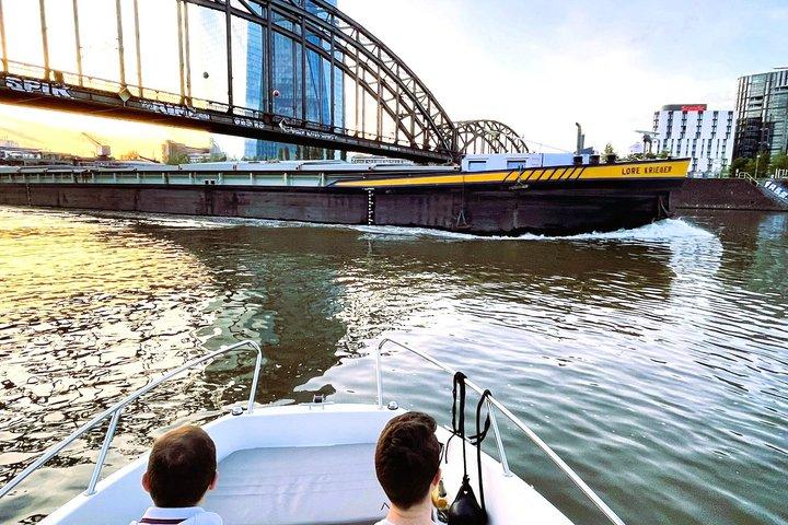 フランクフルトプライベートボートツアー：スピード感あふれるクルーズとスカイライン観光