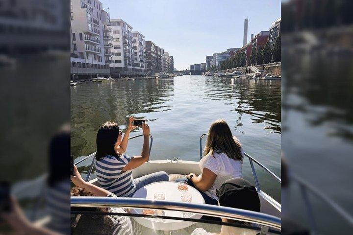 フランクフルトプライベートボートツアー：スピード感あふれるクルーズとスカイライン観光