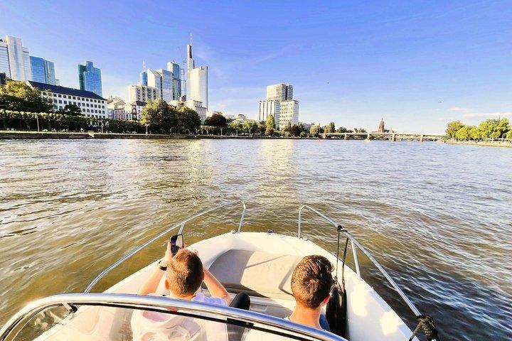 フランクフルトプライベートボートツアー：スピード感あふれるクルーズとスカイライン観光