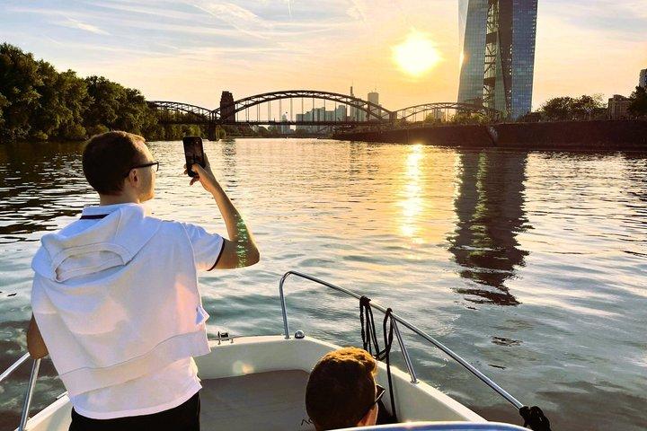 フランクフルトプライベートボートツアー:スピード感あふれるクルーズとスカイライン観光