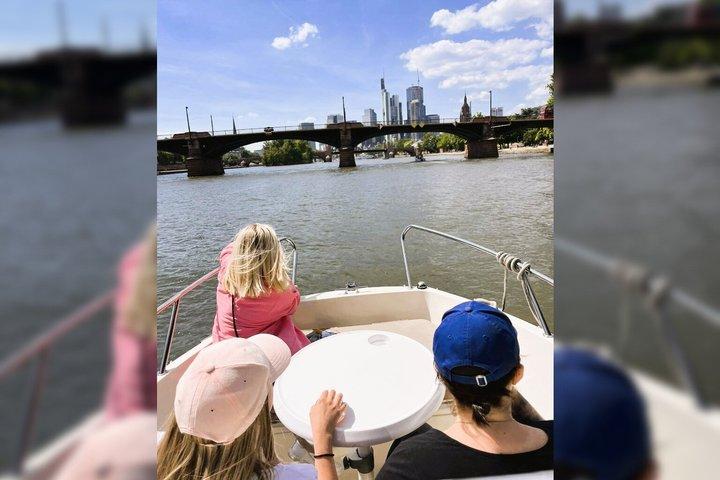 フランクフルトプライベートボートツアー：スピード感あふれるクルーズとスカイライン観光