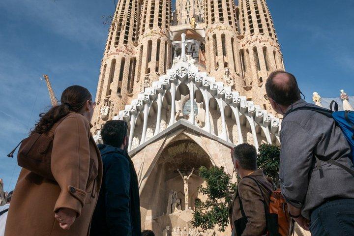 Sagrada Familia Gouden Uur & La Pedrera Tour met kleine groep & Cava