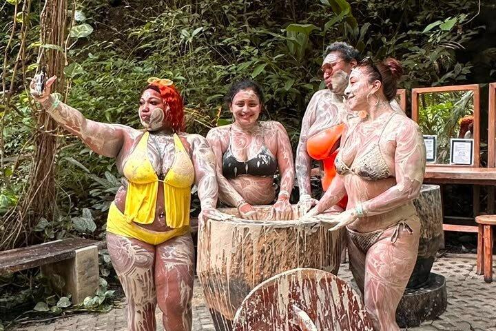 Trilha no Vulcão Rincón de la Vieja, banho de cachoeira e águas termais
