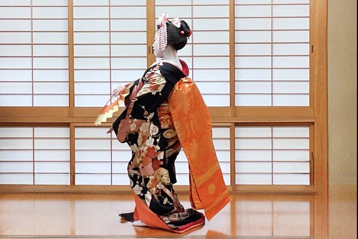 Kyoto: Meet the Geisha Maiko with Gion Walking Tour